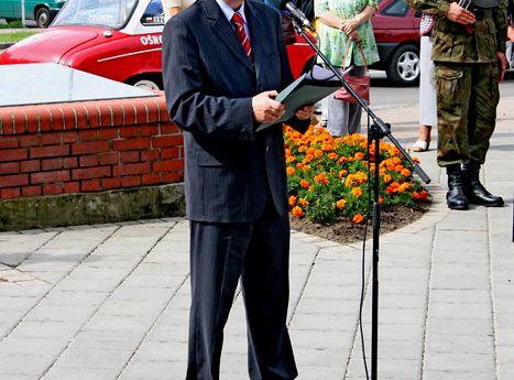 Znicze i kwiaty pamięci w rocznicę wybuchu wojny   866