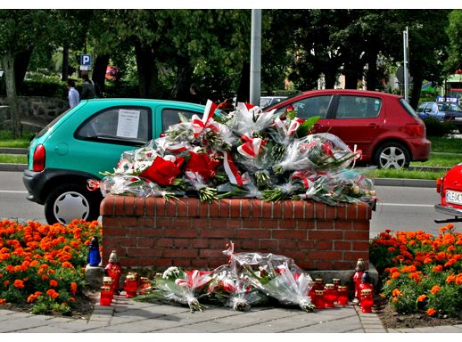 Znicze i kwiaty pamięci w rocznicę wybuchu wojny   863