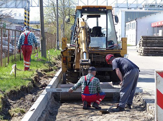 Asfalt zamiast betonowych płyt. Remont Zwarowskiej 23933