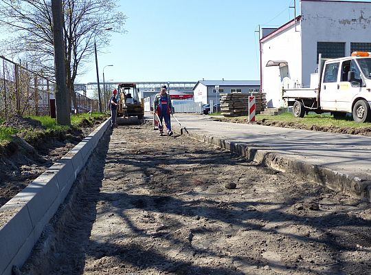 Asfalt zamiast betonowych płyt. Remont Zwarowskiej 23936