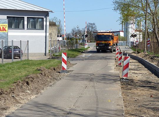 Asfalt zamiast betonowych płyt. Remont Zwarowskiej 23937