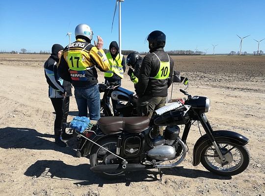 Zabytkowe motocykle rywalizowały na drogach 23948