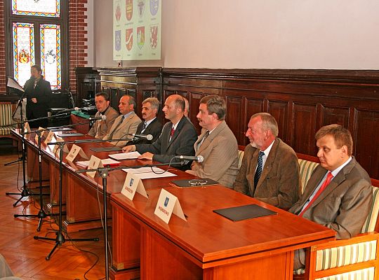Osiem miast - w obronie funduszy unijnych 889