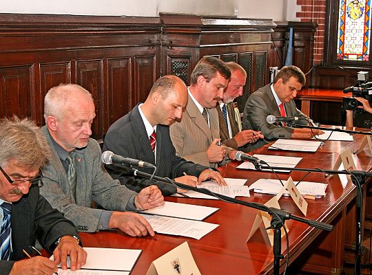 Osiem miast - w obronie funduszy unijnych 890
