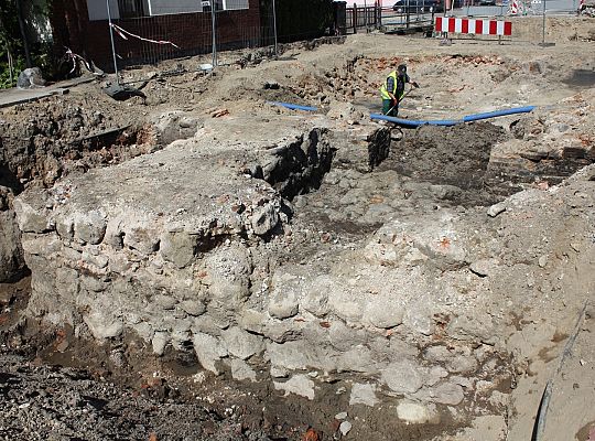 Na Waryńskiego odsłonięto fundamenty 24359