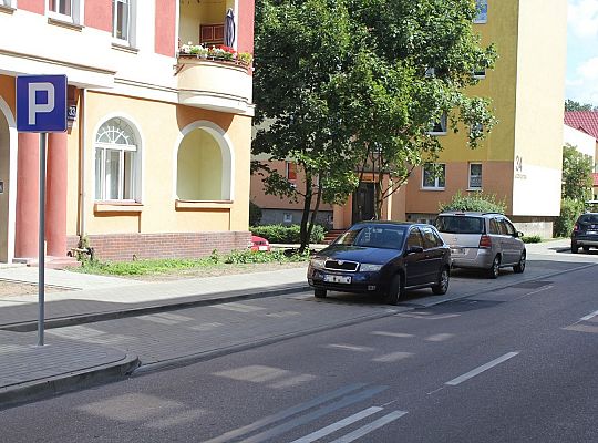 Miejsca parkingowe i bezpieczne przejście przy 26198
