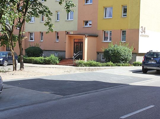 Miejsca parkingowe i bezpieczne przejście przy 26199