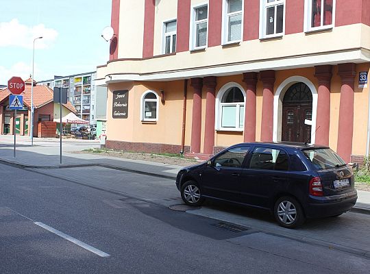 Miejsca parkingowe i bezpieczne przejście przy 26201