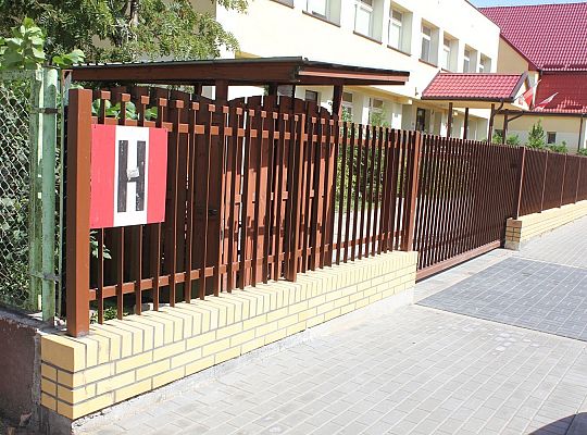 Miejsca parkingowe i bezpieczne przejście przy 26202