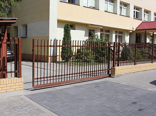 Miejsca parkingowe i bezpieczne przejście przy 26203