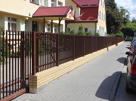Miejsca parkingowe i bezpieczne przejście przy 26204