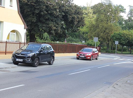 Miejsca parkingowe i bezpieczne przejście przy 26205