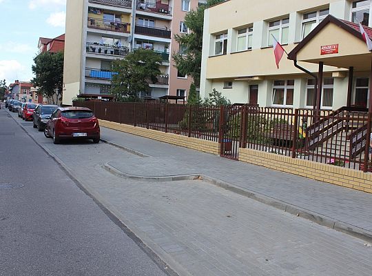 Miejsca parkingowe i bezpieczne przejście przy 26206