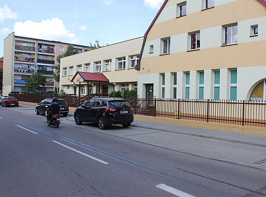 Miejsca parkingowe i bezpieczne przejście przy 26207