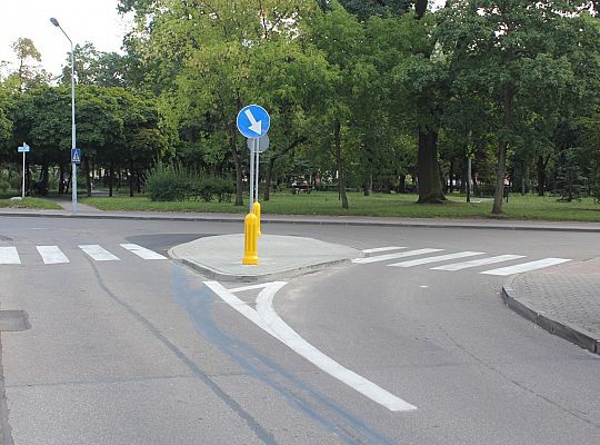 Miejsca parkingowe i bezpieczne przejście przy 26208