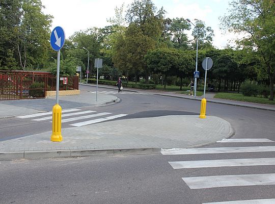 Miejsca parkingowe i bezpieczne przejście przy 26209