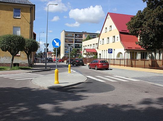 Miejsca parkingowe i bezpieczne przejście przy 26210