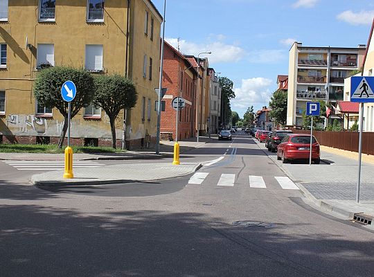 Miejsca parkingowe i bezpieczne przejście przy 26211