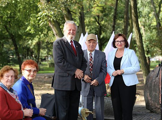 Dzień Sybiraka. Kwiaty i znicze pod Pomnikiem 26710