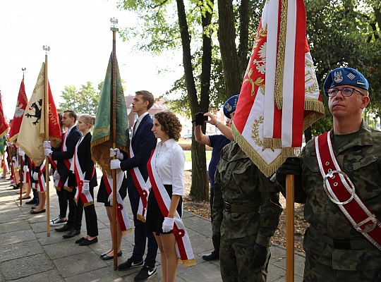 Dzień Sybiraka. Kwiaty i znicze pod Pomnikiem 26720