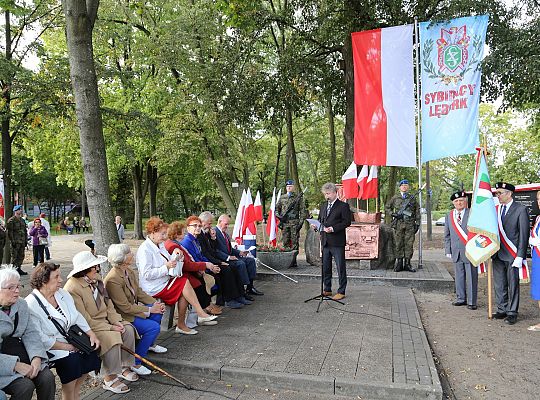 Dzień Sybiraka. Kwiaty i znicze pod Pomnikiem 26724