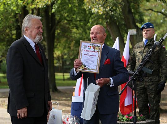 Dzień Sybiraka. Kwiaty i znicze pod Pomnikiem 26726
