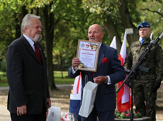 Dzień Sybiraka. Kwiaty i znicze pod Pomnikiem 26726