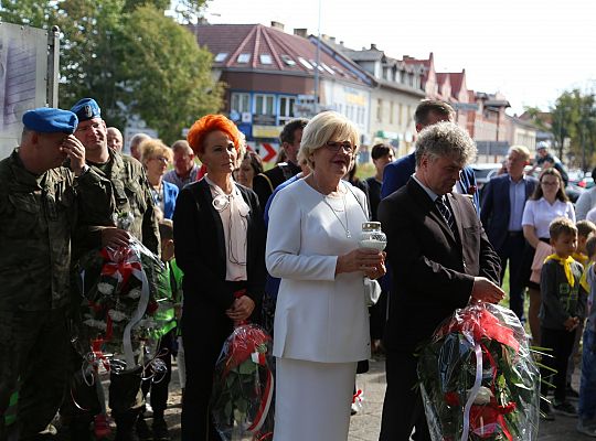 Dzień Sybiraka. Kwiaty i znicze pod Pomnikiem 26729