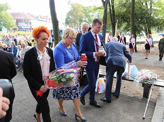 Dzień Sybiraka. Kwiaty i znicze pod Pomnikiem 26733