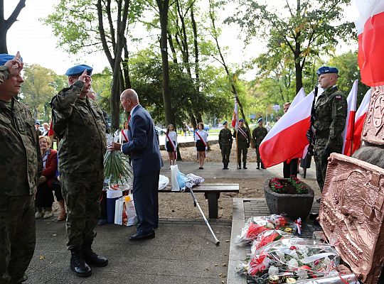 Dzień Sybiraka. Kwiaty i znicze pod Pomnikiem 26735