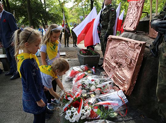 Dzień Sybiraka. Kwiaty i znicze pod Pomnikiem 26737