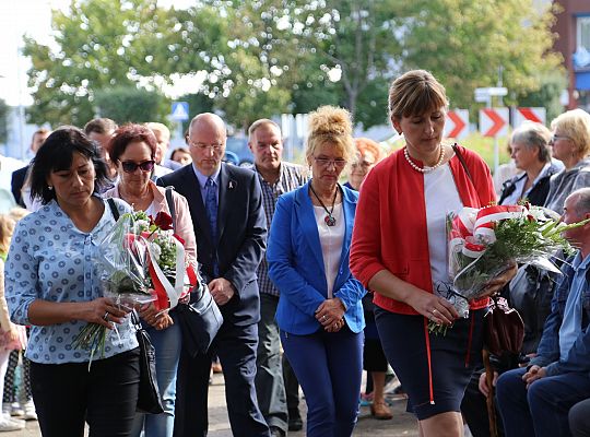 Dzień Sybiraka. Kwiaty i znicze pod Pomnikiem 26738