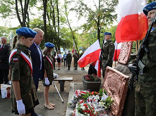 Dzień Sybiraka. Kwiaty i znicze pod Pomnikiem 26740