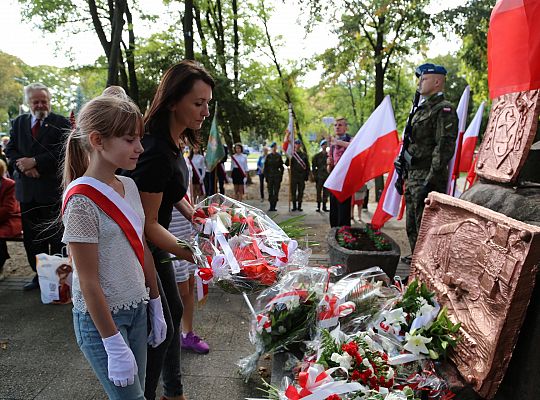 Dzień Sybiraka. Kwiaty i znicze pod Pomnikiem 26744