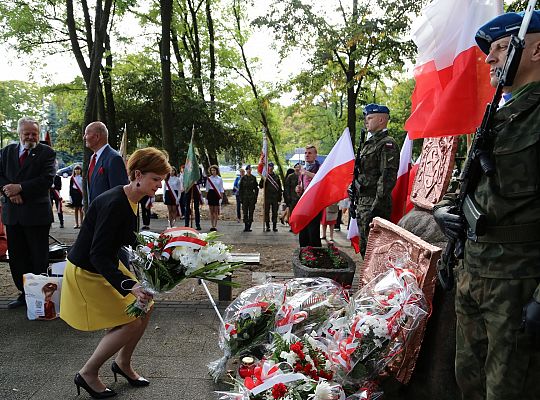 Dzień Sybiraka. Kwiaty i znicze pod Pomnikiem 26746