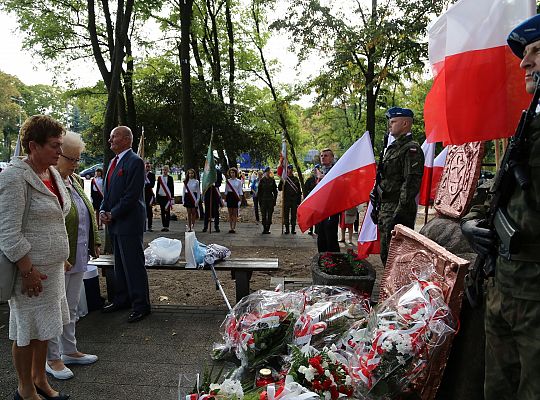 Dzień Sybiraka. Kwiaty i znicze pod Pomnikiem 26747