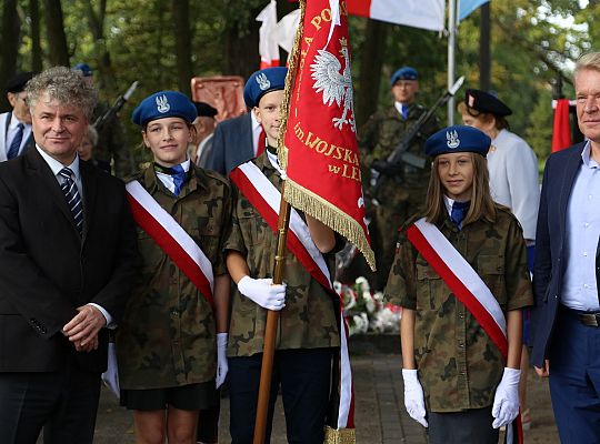 Dzień Sybiraka. Kwiaty i znicze pod Pomnikiem 26749