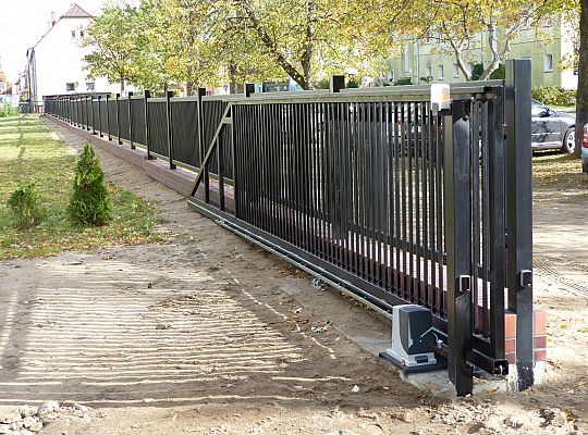 Nowe ogrodzenie i miejsca parkingowe przy SP nr 5 26964
