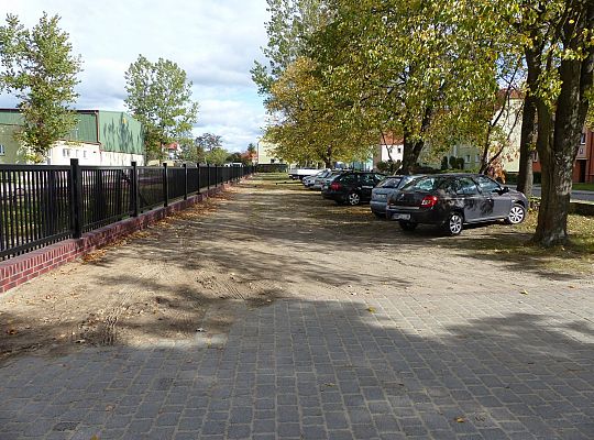 Nowe ogrodzenie i miejsca parkingowe przy SP nr 5 26966