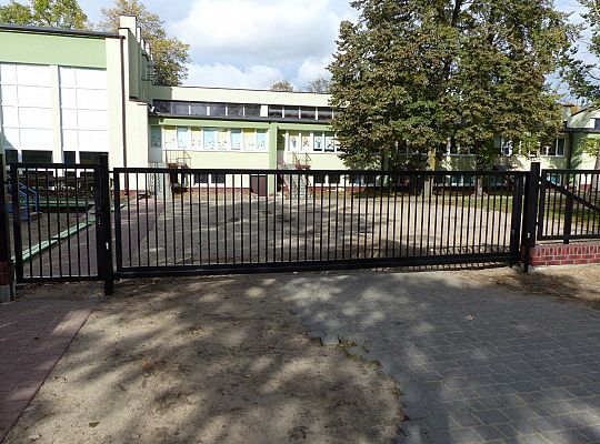 Nowe ogrodzenie i miejsca parkingowe przy SP nr 5 26968