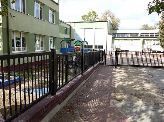 Nowe ogrodzenie i miejsca parkingowe przy SP nr 5 26969