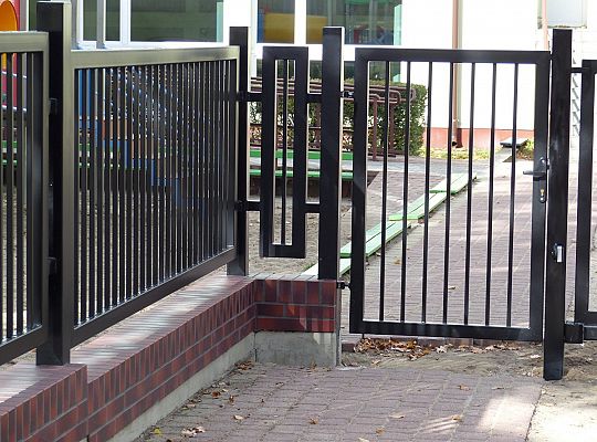 Nowe ogrodzenie i miejsca parkingowe przy SP nr 5 26970