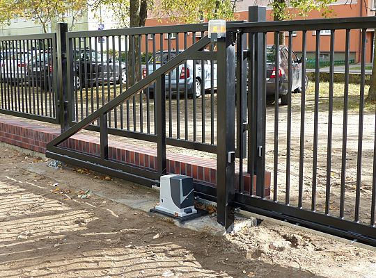 Nowe ogrodzenie i miejsca parkingowe przy SP nr 5 26971