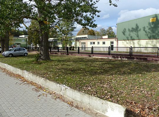 Nowe ogrodzenie i miejsca parkingowe przy SP nr 5 26974