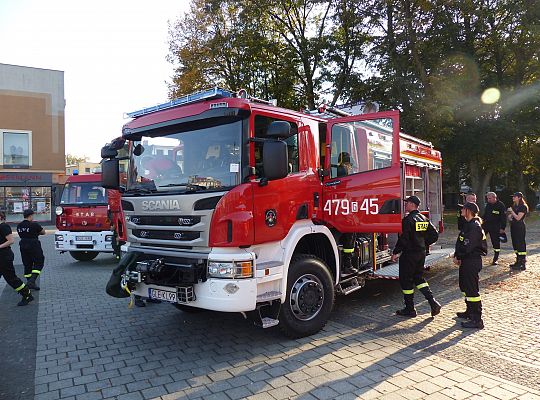 Strażacy ochotnicy z nowoczesnym wozem strażackim 27168