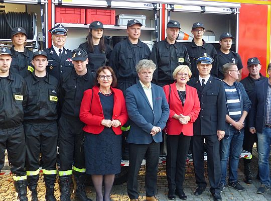 Strażacy ochotnicy z nowoczesnym wozem strażackim 27191