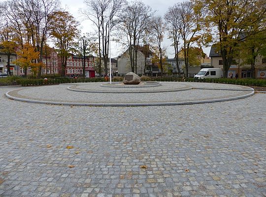 Obelisk Niepodległości na Skwerze Orła Białego 27300