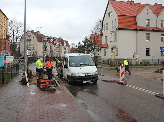 Trwa budowa nowego przejścia dla pieszych na Armii 27752