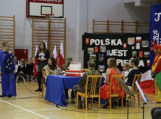 Szkoły i przedszkola wspólnie świętowały setną 27795