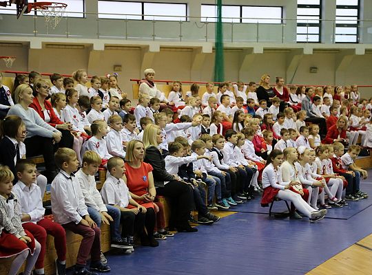 Szkoły i przedszkola wspólnie świętowały setną 27798